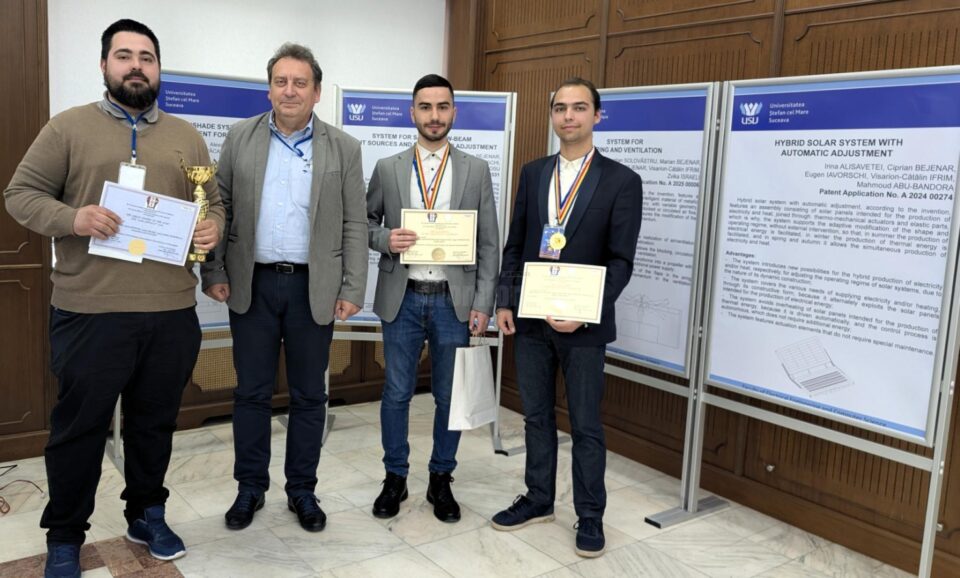 Decanul FIESC, prof. univ. dr. ing. Laurențiu Milici, împreună cu laureați ai salonului de la Sibiu Decanul FIESC, prof. univ. dr. ing. Laurențiu Milici, împreună cu laureați ai salonului de la Sibiu