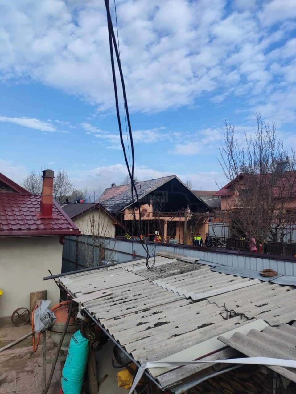 Un puternic incendiu a izbucnit în dimineața zilei de miercuri la o gospodărie din comuna Preutești