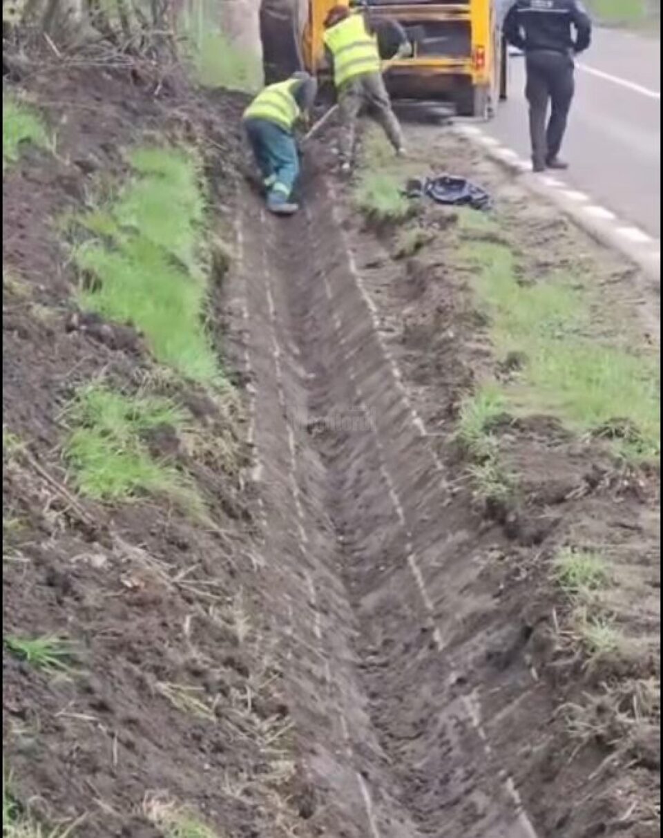 Curățarea rigolelor de pe strada Parcului