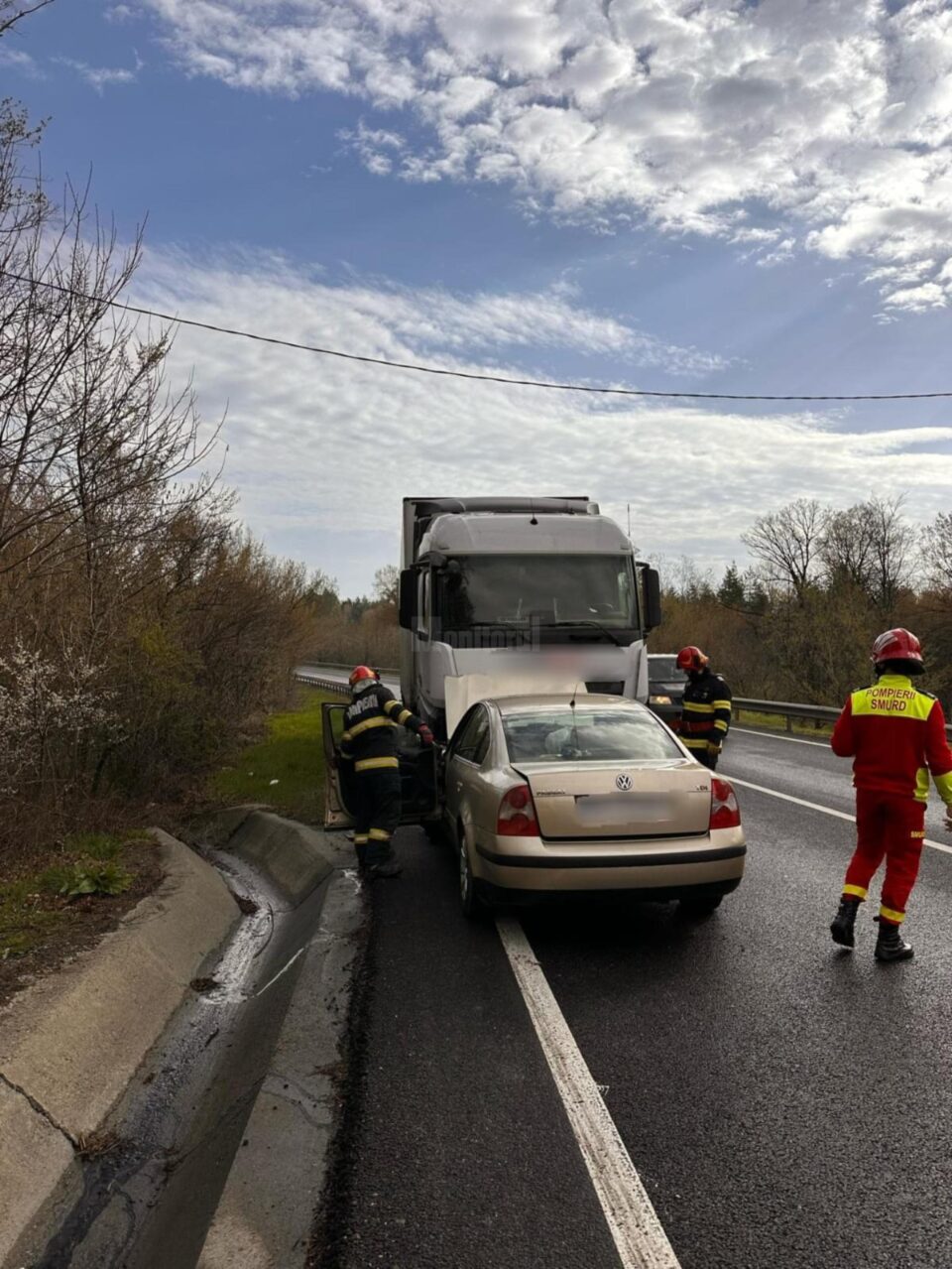 Accident între un camion și un autoturism, în zona Ilișești