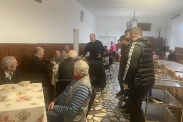 Reprezentanții Asociației ”Bucovina Civică” cu părintele Ioan Nistoroaea la căminul de bătrâni ”Sfântul Ioan Cel Nou” din Suceava