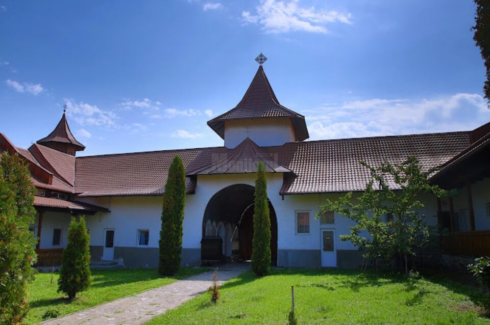 Excursie - pelerinaj organizată în Vinerea mare pentru bătrânii de căminul ”Sfântul Ioan Cel Nou” din Suceava