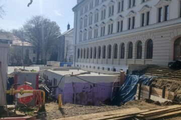 O groapă uriașă a apărut în laterala clădirii Palatului Administrativ Suceava