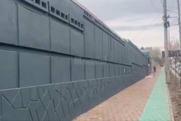 Peretele stadionului ”Areni”, de la bulevardul principal, vopsit cu gri antracit