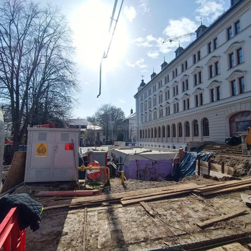 O groapă uriașă a apărut în laterala clădirii Palatului Administrativ Suceava