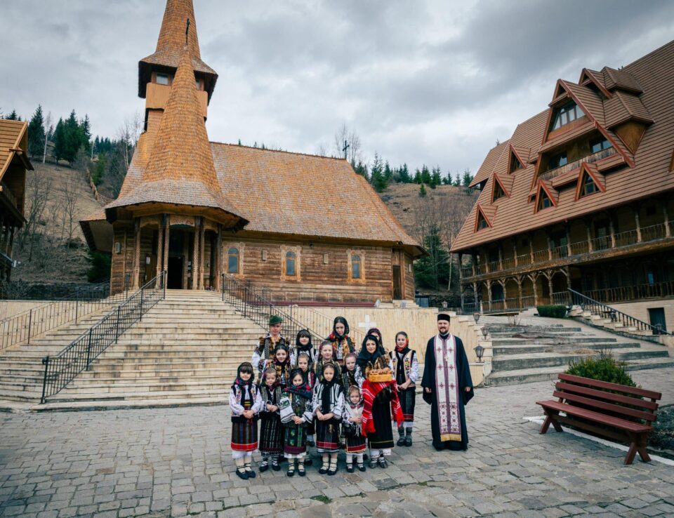 Grupurile vocale „Flori din Bucovina” și „Flori din Moldova”, proiect comun în preajma sărbătorilor pascale