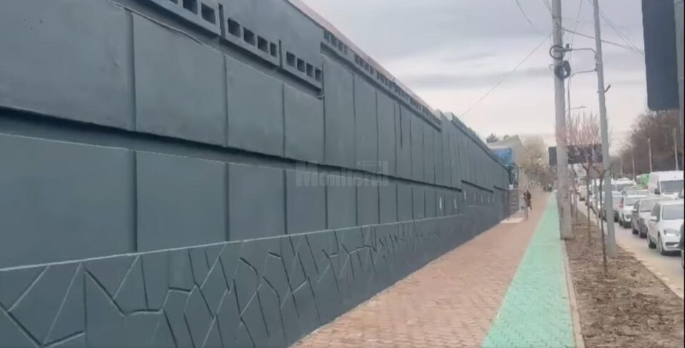 Peretele stadionului ”Areni”, de la bulevardul principal, vopsit cu gri antracit - Foto FB Suceveanul