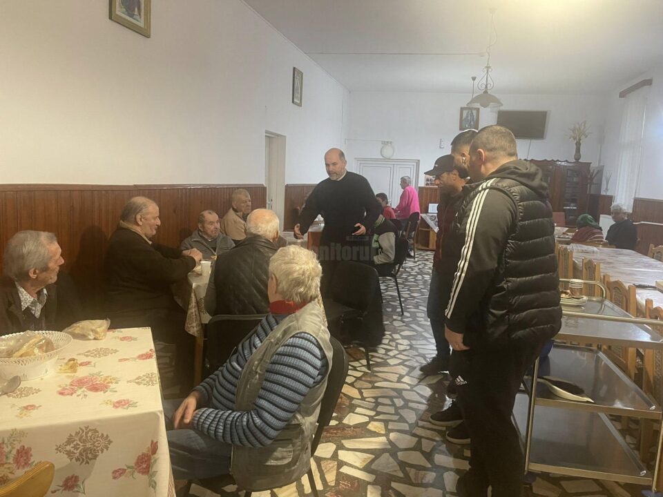 Reprezentanții Asociației ”Bucovina Civică” cu părintele Ioan Nistoroaea la căminul de bătrâni ”Sfântul Ioan Cel Nou” din Suceava