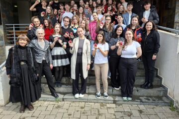 50 de tineri au deprins meșteșugul încondeierii ouălor în cadrul unui proiect derulat de ATOS