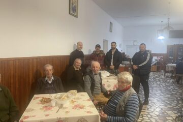 Reprezentanții Asociației ”Bucovina Civică” cu părintele Ioan Nistoroaea la căminul de bătrâni ”Sfântul Ioan Cel Nou” din Suceava