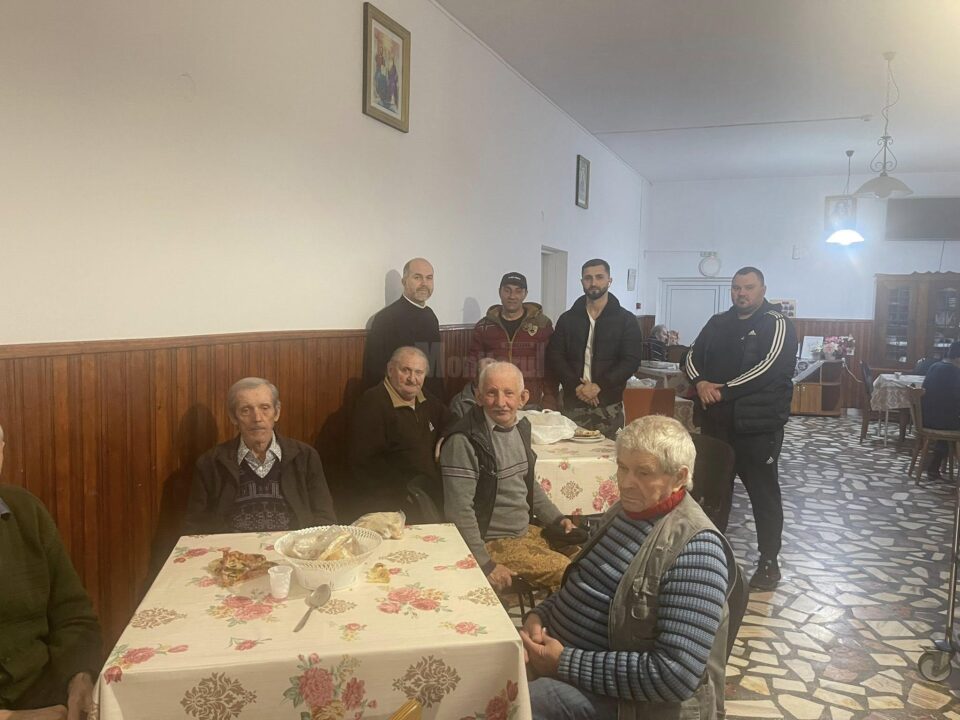 Reprezentanții Asociației ”Bucovina Civică” cu părintele Ioan Nistoroaea la căminul de bătrâni ”Sfântul Ioan Cel Nou” din Suceava