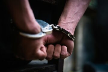 Hoți recidiviști, închiși în containerul din Burdujeni în care se aflau la furat și „servițiˮ polițiștilor