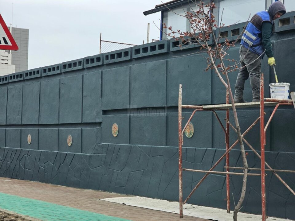 Peretele stadionului ”Areni”, de la bulevardul principal, vopsit cu gri antracit - Foto FB Suceveanul