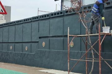 Peretele stadionului ”Areni”, de la bulevardul principal, vopsit cu gri antracit - Foto FB Suceveanul