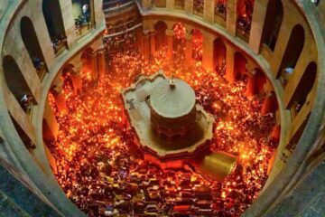 Sfânta Lumină s-a pogorât la Mormântul Învierii din Ierusalim și va ajuns le Suceava în jurul orei 20:00