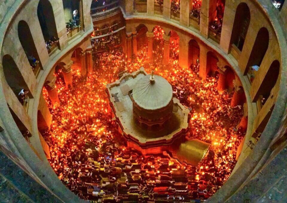 Sfânta Lumină s-a pogorât la Mormântul Învierii din Ierusalim și va ajuns le Suceava în jurul orei 20:00 Sfânta Lumină s-a pogorât la Mormântul Învierii din Ierusalim și va ajuns le Suceava în jurul orei 20:00