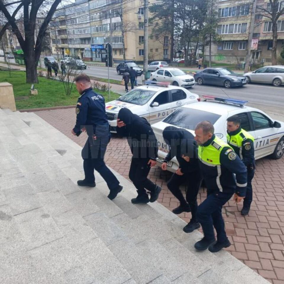 Hoții care ar fi furat 1,4 milioane de euro din casa unui notar mai stau o lună, la ”meditație”, după gratii Hoții care ar fi furat 1,4 milioane de euro din casa unui notar mai stau o lună, la ”meditație”, după gratii