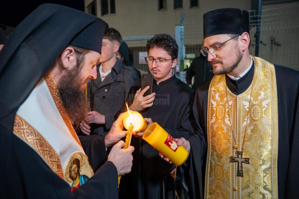 Credincioșii ortodocși suceveni au primit și anul acesta Lumina Sfântă de la Ierusalim