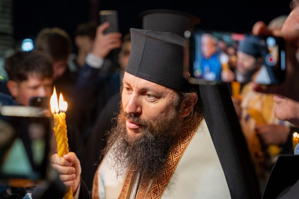 Credincioșii ortodocși suceveni au primit și anul acesta Lumina Sfântă de la Ierusalim