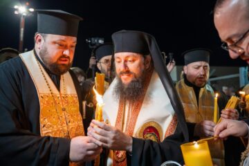 De pe aeroport, Lumina Harică a fost împărțită de către PS Damaschin Dorneanul tuturor delegațiilor celor cinci protopopiate