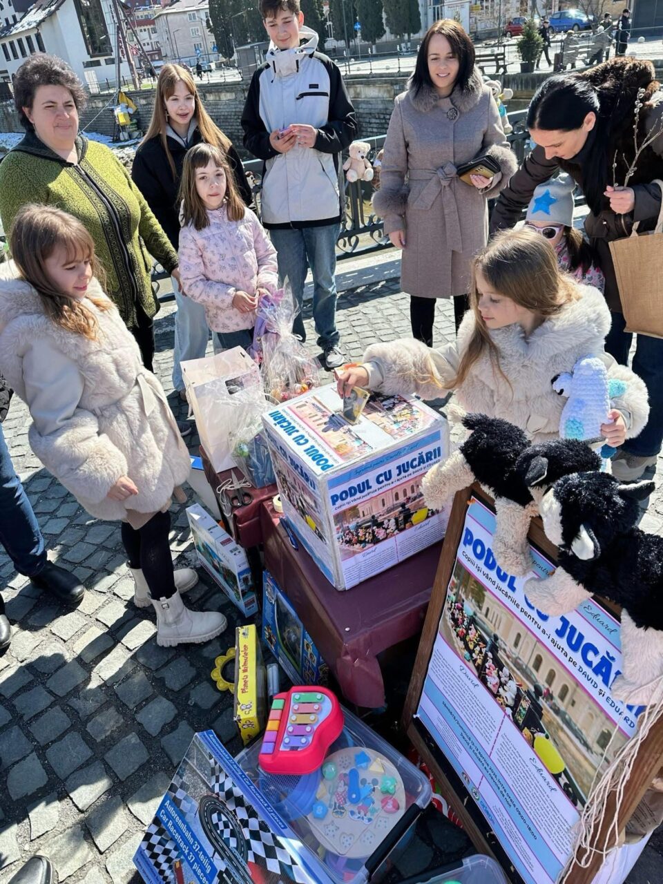 La Vatra Dornei a fost organizată acțiunea caritabilă Podul cu jucării