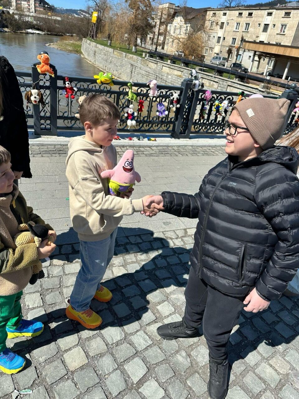 La Vatra Dornei a fost organizată acțiunea caritabilă Podul cu jucării