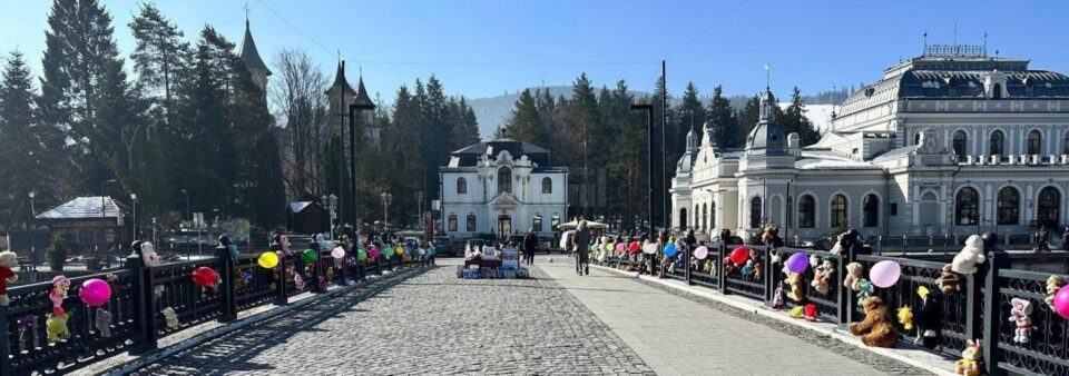 Aproape 37.000 de lei s-au strâns într-o acțiune caritabilă intitulată Podul cu jucării pentru sprijinrea a doi tineri din Vatra Dornei