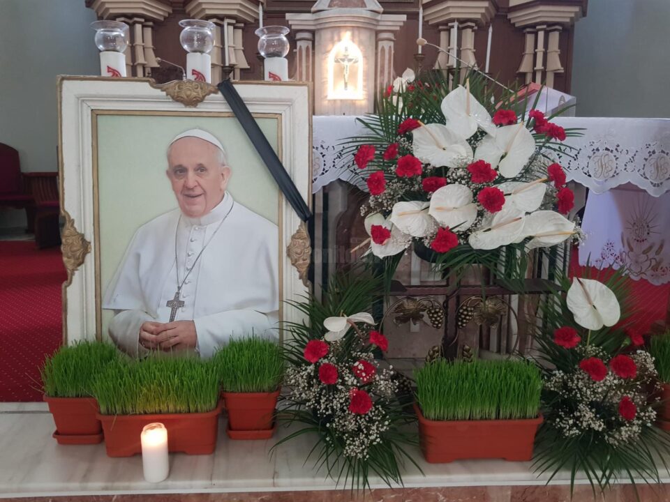 Imaginea Papei Francisc cu o panglică neagră și o candelă aprinsă, lângă lumânarea pascală, în Biserica Romano-Catolică din municipiul Suceava Imaginea Papei Francisc cu o panglică neagră și o candelă aprinsă, lângă lumânarea pascală, în Biserica Romano-Catolică din municipiul Suceava