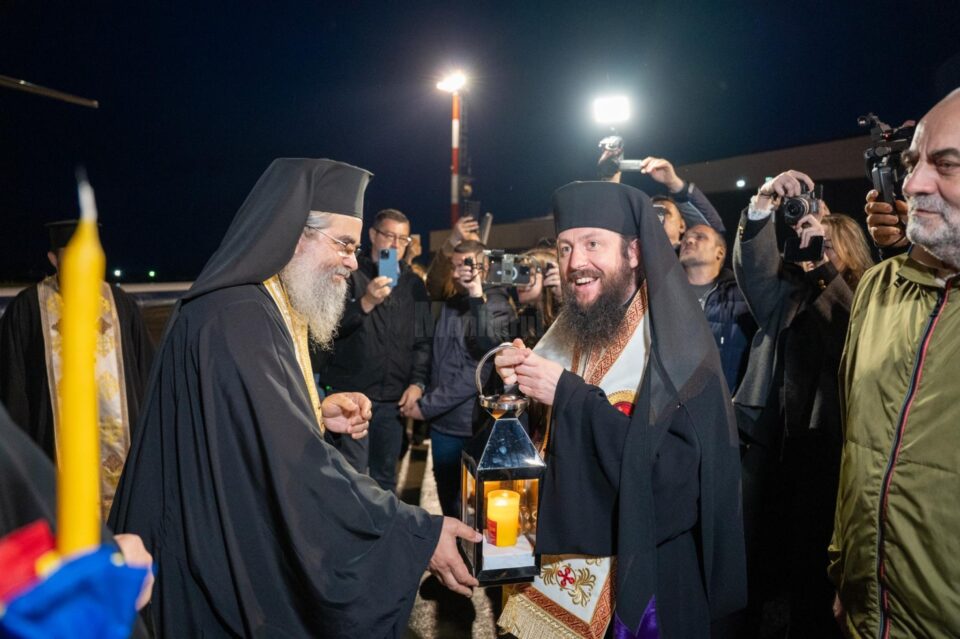 Credincioșii ortodocși suceveni au primit și anul acesta Lumina Sfântă de la Ierusalim