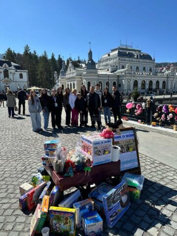 La Vatra Dornei a fost organizată acțiunea caritabilă „Podul cu jucării”