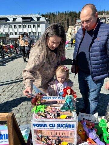 La Vatra Dornei a fost organizată acțiunea caritabilă „Podul cu jucării”