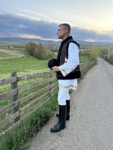 David Saranga a îmbrăcat și costumul tradițional din Bucovina, participând la Balul Gospodarilor din Botoșana