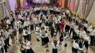 David Saranga a îmbrăcat și costumul tradițional din Bucovina, participând la Balul Gospodarilor din Botoșana
