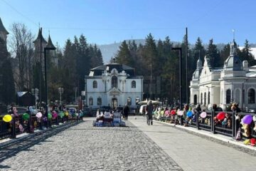 Aproape 37.000 de lei s-au strâns într-o acțiune caritabilă intitulată „Podul cu jucării” pentru sprijinirea a doi tineri din Vatra Dornei