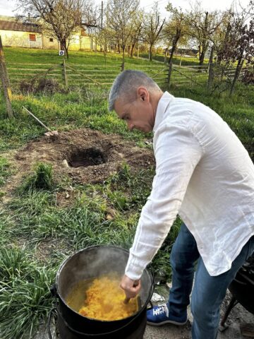 David Saranga a făcut mămăligă la ceaun, cu foc de lemne
