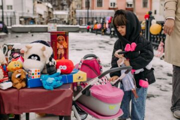 La Vatra Dornei a fost organizată acțiunea caritabilă „Podul cu jucării”