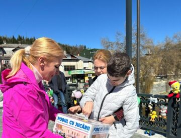 La Vatra Dornei a fost organizată acțiunea caritabilă „Podul cu jucării”
