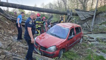 O mașină cu două persoane s-a prăbușit în albia pârâului Sucevița
