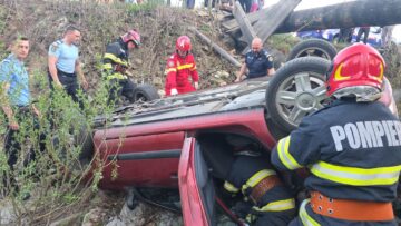 O mașină cu două persoane s-a prăbușit în albia pârâului Sucevița