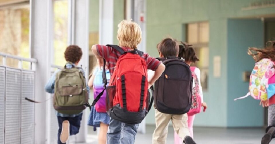 Elevii se reîntorc la cursuri doar pentru trei zile, după care au parte de minivacanța de 1 Mai Elevii se reîntorc la cursuri doar pentru trei zile, după care au parte de minivacanța de 1 Mai