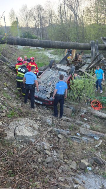 O mașină cu două persoane s-a prăbușit în albia pârâului Sucevița