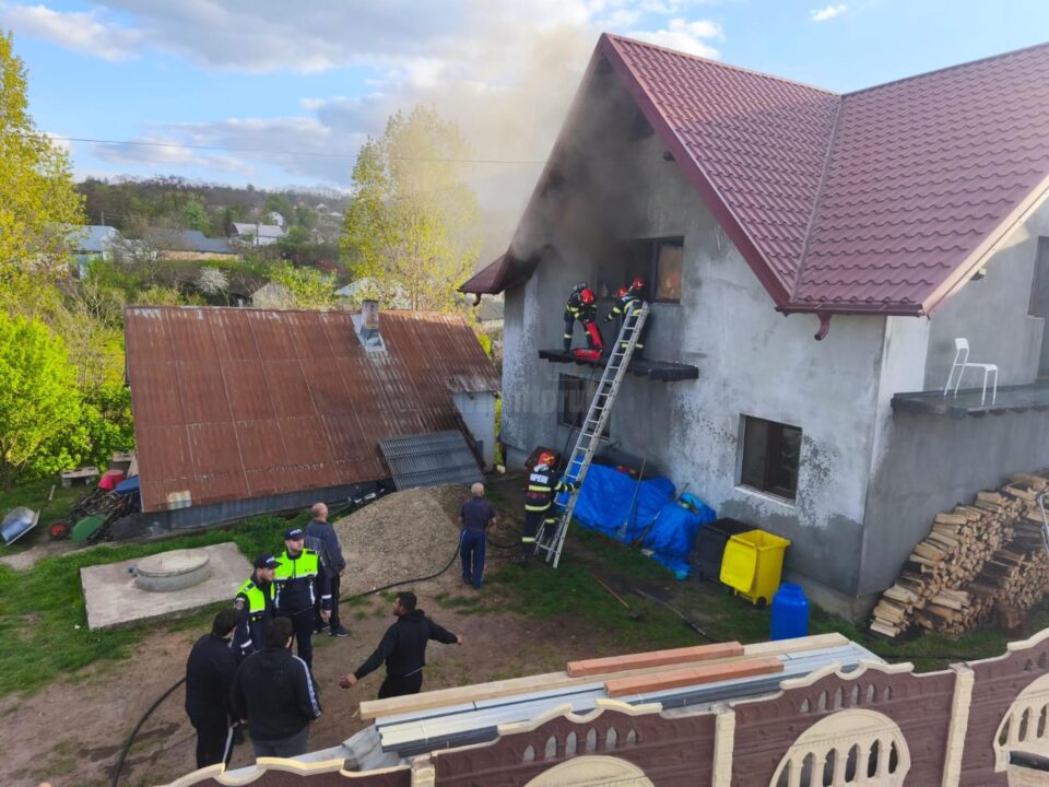 Două persoane intoxicate cu fum după un incendiu la o casă