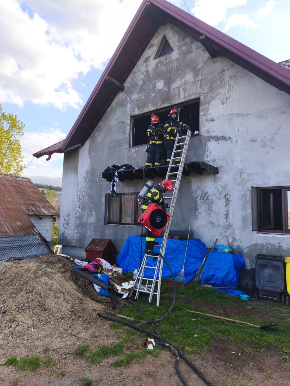 Două persoane intoxicate cu fum după un incendiu la o casă