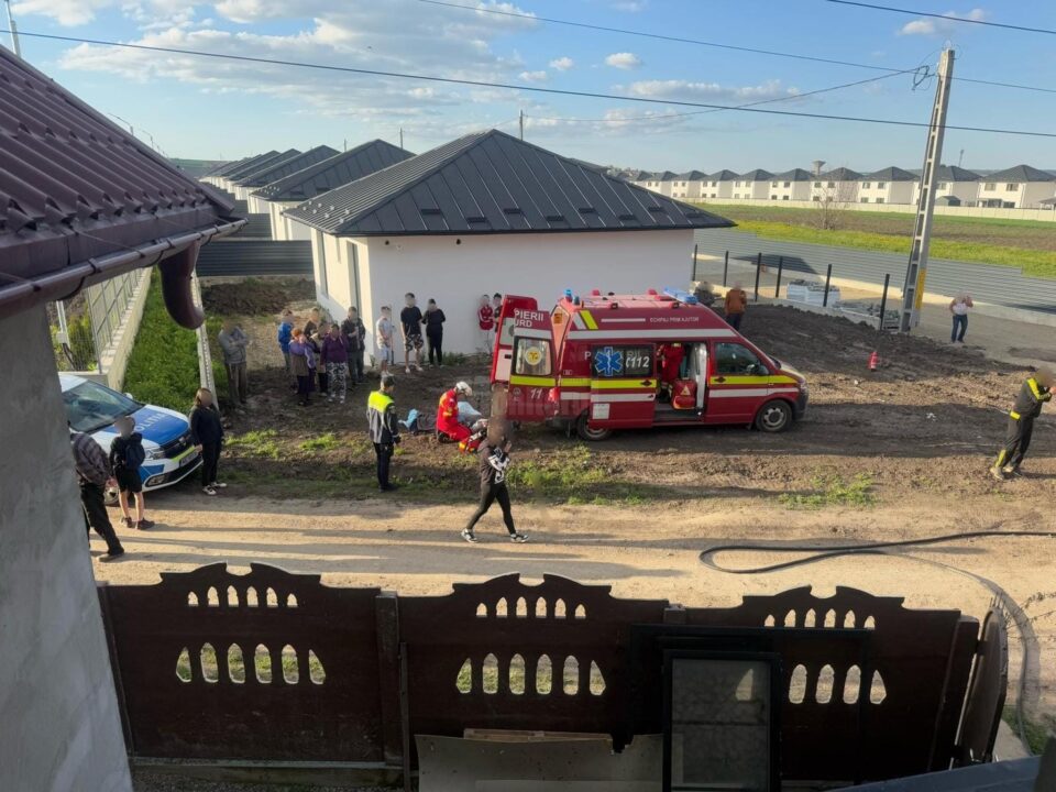 Două persoane intoxicate cu fum după un incendiu la o casă