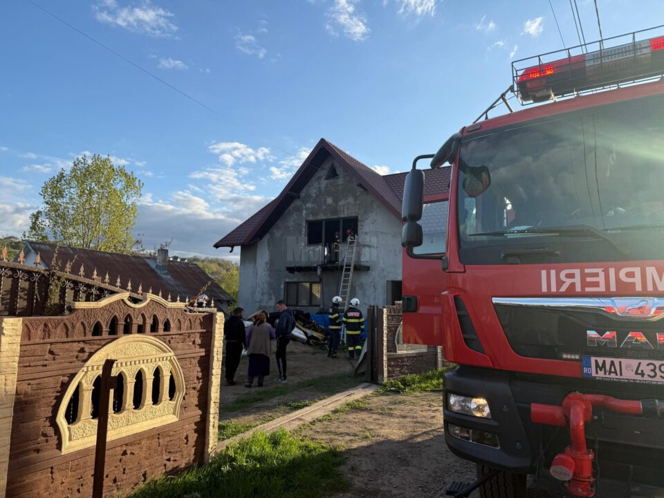 Două persoane intoxicate cu fum după un incendiu la o casă