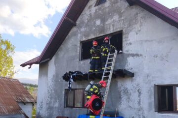 Două persoane intoxicate cu fum după un incendiu la o casă