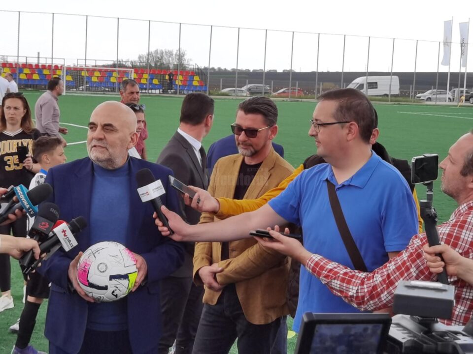 Mingea cu semnăturile a mari jucători de fotbal din România, primită de primarul Vasile Rîmbu de la președintele FRF, Răzvan Burleanu