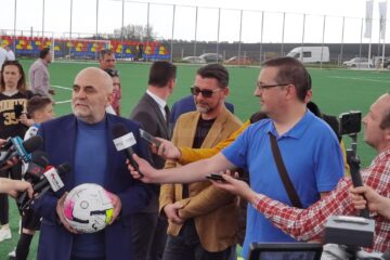 Mingea cu semnăturile a mari jucători de fotbal din România, primită de primarul Vasile Rîmbu de la președintele FRF, Răzvan Burleanu