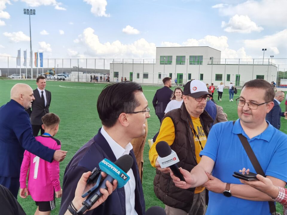 Președintele Federației Române de Fotbal, Răzvan Burleanu, la inaugurarea bazei sportive de tip 1, unde a vorbit si de un nou stadion al Sucevei Președintele Federației Române de Fotbal, Răzvan Burleanu, la inaugurarea bazei sportive de tip 1, unde a vorbit si de un nou stadion al Sucevei
