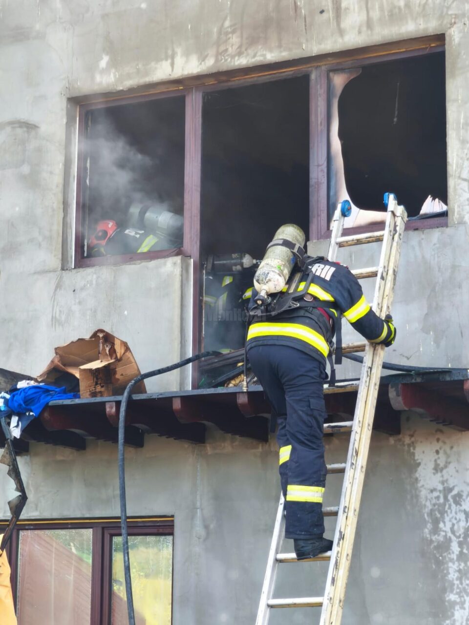 Două persoane intoxicate cu fum după un incendiu la o casă